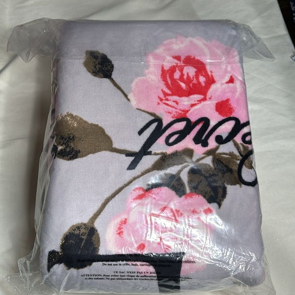 VICTORIA’S SECRET Love Floral Sherpa Blanket NWT! - Picture 4 of 4